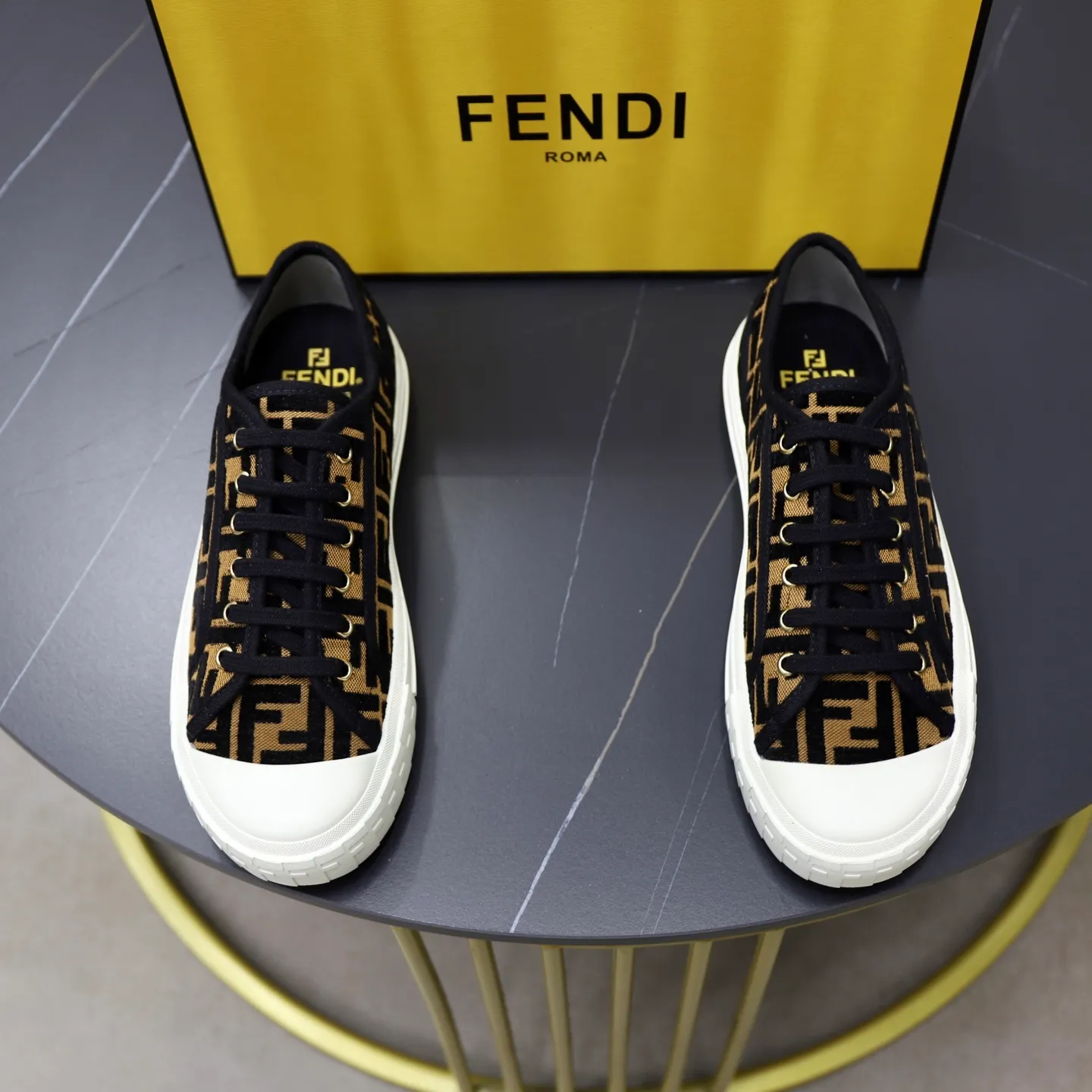 Factory price: 480 original order (couple model) Brand: FENDI Fendi 🙅‍♂️🙅‍♂️🙅‍♂️ Size: Female 35–40, Male 39-44 (45 can be customized) Grade: Official website genuine Material: Imported original LoGO fabric upper Original comfortable lining TPU wear-resistant lightweight outsole Style category: Loafers New trendy shoes Color: actual picture color